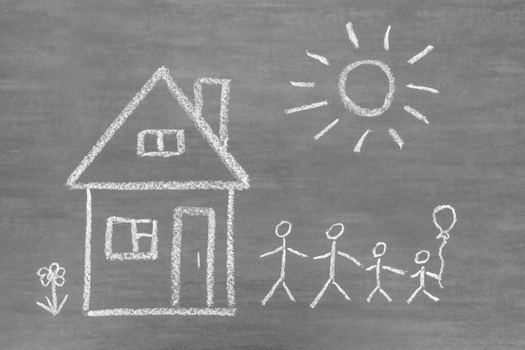 Rodzina przed domem w słońcu